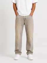 Pantalón jean de corte baggy, con efecto de lavado óxido y diseño amplio.