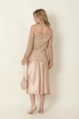 Pollera midi color marrón cobrizo de satén de seda, corte al bies y cintura elastizada.