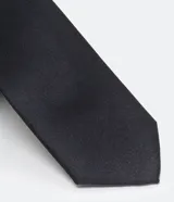 Corbata de hombre modelo slim confeccionada en satén de poliéster, con diseño liso y elegante.