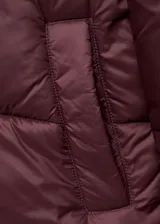 Campera puffer de cuello alto con diseño acolchado, cierre oculto de cremallera y botones a presión, y bolsillos laterales.