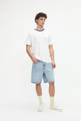 Remera de manga corta color blanco con cuello redondo en contraste azul. Presenta un pequeño bordado y estampa gráfica en el pecho. Confeccionada en suave jersey de algodón con calce clásico.