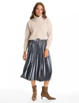 Falda midi de terciopelo plisado, con cintura elastizada y cinturón a tono con hebilla rectangular forrada.