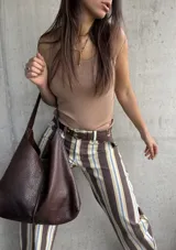 Musculosa de tejido de punto acanalado color tostado, con escote redondo y diseño ajustado.