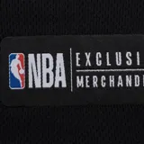 Short de básquet negro de corte regular fit, confeccionado en poliéster liviano con textura de malla. Presenta cintura elástica con cordón ajustable y el logo del equipo Chicago Bulls bordado en la pierna izquierda.