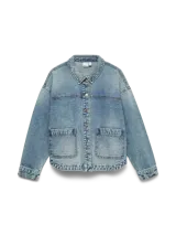 Campera de denim oversize de color celeste, modelo estilo shacket, con cuello clásico, cierre frontal con botones metálicos y amplios bolsillos delanteros.