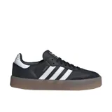 Championes Adidas Sambae W, color negro con las tres tiras blancas y suela marrón de goma.