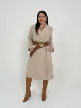 Tapado negro de lana rústica con cinto negro incluido, de corte oversized.