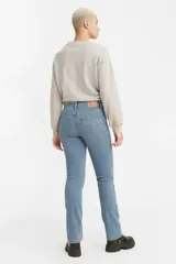 Jeans de tiro alto con corte recto, ajustados en la cadera y los muslos. Presentan un lavado en tono azul medio claro y cierre frontal con bragueta.