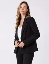 Blazer sastrero negro de corte entallado, con cuello de solapa, hombreras, cierre frontal con un botón y bolsillos laterales con solapa.