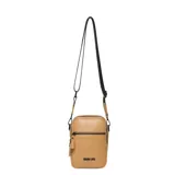 Bandolera compacta de eco cuero color beige, con cierre principal y bolsillo frontal con cierre. Incluye correa regulable y desmontable, y logo de la marca en la parte inferior.