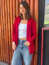 Blazer rojo de algodón, con solapas, dos botones dorados en el frente y puños con botones dorados.