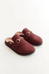 Mocasines color marrón de cuero gamuzado con detalle de hebilla dorada.