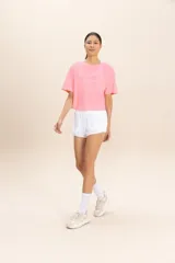 Remera cropped blanca de calce suelto, confeccionada en tejido Comfort de superficie crepé, ultraligero y cómodo. Cuenta con tecnología Quick Dry de secado rápido y alta transpirabilidad.