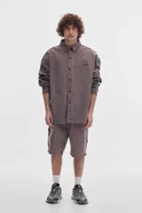 Short denim estilo carpintero para hombre, de ajuste relajado y lavado efecto washed.