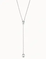 Colgante tipo lazo con cadena de eslabones esféricos, pieza central deslizante y terminal en forma de gota, acabado en tono plateado.