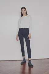 Pantalón de jean skinny negro de tiro medio.