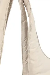 Bolso shopper color canela, con bolsillo frontal y doble asa de hombro.