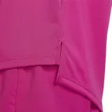 Remera deportiva Nike de manga corta, color fucsia, con tecnología Dri-Fit para la absorción del sudor. Presenta un gráfico de doble Swoosh en el pecho con diseño de líneas en movimiento y ruedo curvo con aberturas laterales.