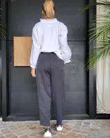 Pantalón de vestir color beige con estampado de espiga, pretina elastizada y corte recto.