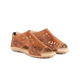 Sandalias de cuero marrón claro, estilo cerradas con diseño de perforaciones circulares en el empeine, suela plana y taco bajo.