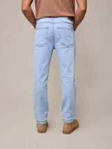 Jean de denim elastizado celeste, corte slim fit.