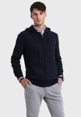 Canguro azul marino con cierre frontal, capucha con cordones ajustables y bolsillos tipo parche.