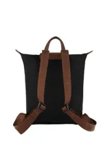 Mochila de diseño minimalista en color negro, con solapa superior y asas en color marrón. Presenta un aplique metálico con forma de labios en la parte inferior frontal.