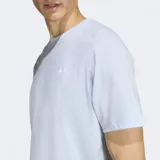 Remera de manga corta Adidas con el logo del Trifolio bordado en el pecho, cuello redondo y corte clásico.