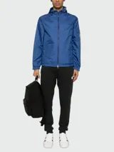Campera impermeable Moncler modelo Etiache color azul, con capucha ajustable, cierre frontal, bolsillos laterales con botón a presión y parche con el logo de la marca en la manga.
