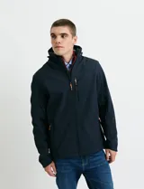 Campera softshell color verde militar, con capucha ajustable, cierre frontal completo y bolsillo vertical en el pecho con detalles en naranja.