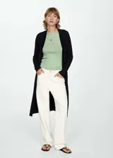 Cardigan largo de punto fino, color negro, con diseño recto, cuello en pico y manga larga sin cierre.