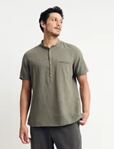 Camisa de manga corta con cuello mao y cierre frontal parcial con botones de coco. Confeccionada en una mezcla de lino y algodón.