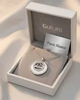 Dije circular de plata 925 con incrustaciones de nácar y circonias, presentando la palabra 'Mamá' en el centro.