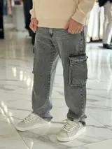 Pantalón cargo de jean azul claro, con bolsillos laterales en las piernas y corte holgado.