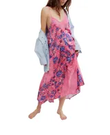 Vestido largo estilo slip dress en color rosado con estampado floral en tonos azules y morados. Confeccionado en satén ligero, cuenta con finos tirantes ajustables, escote en V con apliques de encaje y paneles de encaje transparente en los laterales.