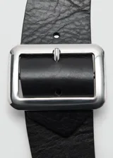 Cinturón doble de cuero vacuno color negro, con cierre de hebilla metálica rectangular.