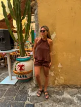 Top marrón con escote halter, detalle de frunces y volados en el borde inferior.