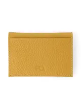 Porta documentos y tarjetero de cuero vacuno color mostaza, con diseño compacto y ranuras para organizar tarjetas y documentos.