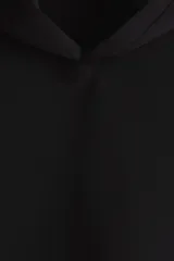 Canguro negro con capucha de doble capa, efecto neopreno, hombros caídos, bolsillo canguro frontal y puños y bajo anchos acanalados. Corte holgado.