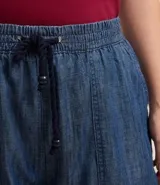 Short de jean azul con lazo en la cintura y bolsillos laterales.