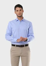 Camisa celeste texturada de corte clásico, con cuello italiano y mangas largas.