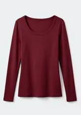 Camiseta de manga larga con cuello redondo, confeccionada en tejido acanalado de textura suave y elástica.