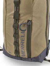 Mochila tipo morral de 8 litros, color beige con detalles en gris oscuro. Presenta un diseño ergonómico con correas ajustables para uso ambidiestro, compartimento principal con acceso lateral rápido y correas de compresión.