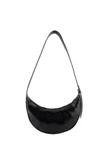 Cartera tipo bandolera de Las Oreiro en color marrón con acabado brillante. Presenta un diseño de media luna con detalles de tachas metálicas circulares en los laterales y un aplique metálico con forma de labios en la parte inferior central.