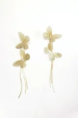Par de caravanas colgantes doradas con forma de mariposas caladas y strass.