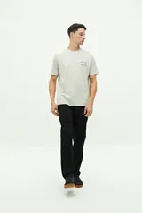 Remera de manga corta color beige, con corte regular y pequeño diseño bordado en el pecho.