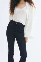Jean skinny de tiro alto en denim azul oscuro, de corte ajustado y cinco bolsillos con leve stretch.