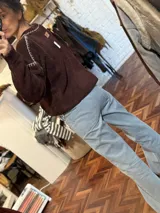 Sweater tejido de mohair color naranja con bordados en cuello y puños.