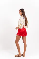 Short mini de jacquard tonal celeste con motivo de inspiración vintage y detalle de volados en el ruedo.