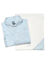 Camisa clásica manga larga RKF de corte regular, con diseño de rayas verticales celestes y blancas. Cuenta con cuello americano abotonado, bolsillo frontal con logo bordado y botones a tono.